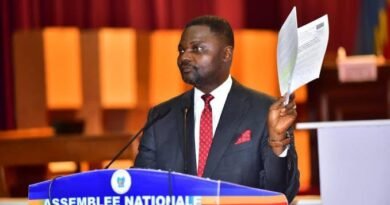 Dans une interview accordée à 7SUR7.CD ce jeudi 03 juillet 2025, Emery Okundji, ancien ministre des Postes et télécommunications, dénonce l'attitude affichée par le Rwanda après la signature d'un accord de paix avec la République démocratique du Congo à Washington. À l'en croire, le Rwanda veut toujours occuper le territoire congolais en évoquant faussement la problématique des FDLR, dont il exige la neutralisation préalable. « L'accord de paix RDC-Rwanda signé à Washington D.C. suit la logique de la Déclaration de principes qui a été précédemment signée le 24 avril 2025. Et donc, mes critiques restent d’actualité, même sur l’accord proprement dit. Je pense qu'il y a aujourd'hui une nécessité de dignité et de responsabilité dans ce que nous faisons comme négociation. Demander à la République démocratique du Congo de neutraliser d'abord les FDLR avant la levée des mesures défensives n'est autre qu'une volonté manifeste d'occuper toujours le territoire congolais. Car, c'est depuis plus de 28 ans que cette partie du territoire national est souvent occupée par le Rwanda et qu’il n'a ni su ,ni pu neutraliser ces fameux FDLR imaginaires », a déclaré Emery Okundji. Pour cet élu du Sankuru, la RDC doit organiser ses forces de défense afin d'obtenir la paix de soi-même sans intervention d'un autre État. « Les mesures défensives dont se prévaut le Rwanda, qui en réalité n’est autre qu’une invasion d'un pays souverain dans une logique de pillage systématique, prouvent aujourd’hui le déclin des règles internationales. Cautionner cela par un accord fut-il de paix porterait un coup fatal au droit international. À mon avis, la RDC doit s'organiser sérieusement et organiser par la même occasion ses forces de défense et de sécurité afin de défendre souverainement et en toute dignité son immense territoire national. Compter sur les pays étrangers pour assurer sa sécurité entraînerait toujours l’aliénation de ses ressources et surtout de sa souveraineté», a-t-il ajouté. Signalons que parmi les points saillants dudit accord, l'on retrouve la question de la neutralisation des FDLR exigée par le gouvernement rwandais bien avant la levée de ses moyens de défense. Cependant, la situation reste tendue sur le terrain. Des affrontements sont toujours signalés entre l'armée congolaise et les rebelles du M23, soutenus par Kigali. Roberto Tshahe Da Cruz