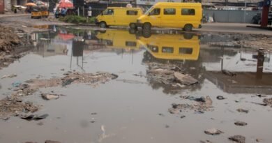 KINSHASA yolo medicale des voitures et pietons circulent difficilement