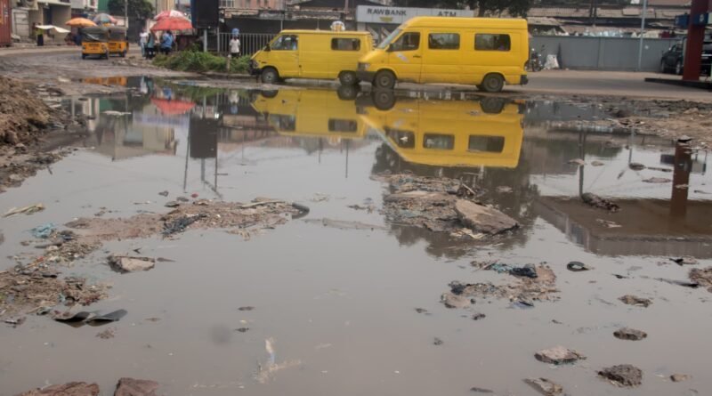 KINSHASA yolo medicale des voitures et pietons circulent difficilement
